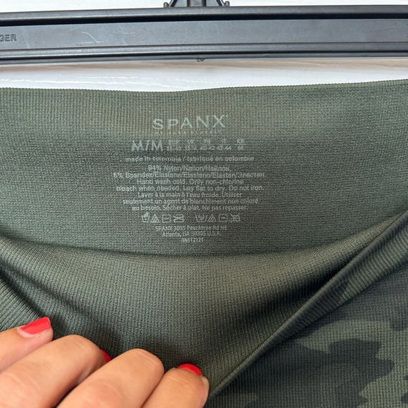 . Spanx Leggings Seamless Green Camo Size M - Picture 4 of 4